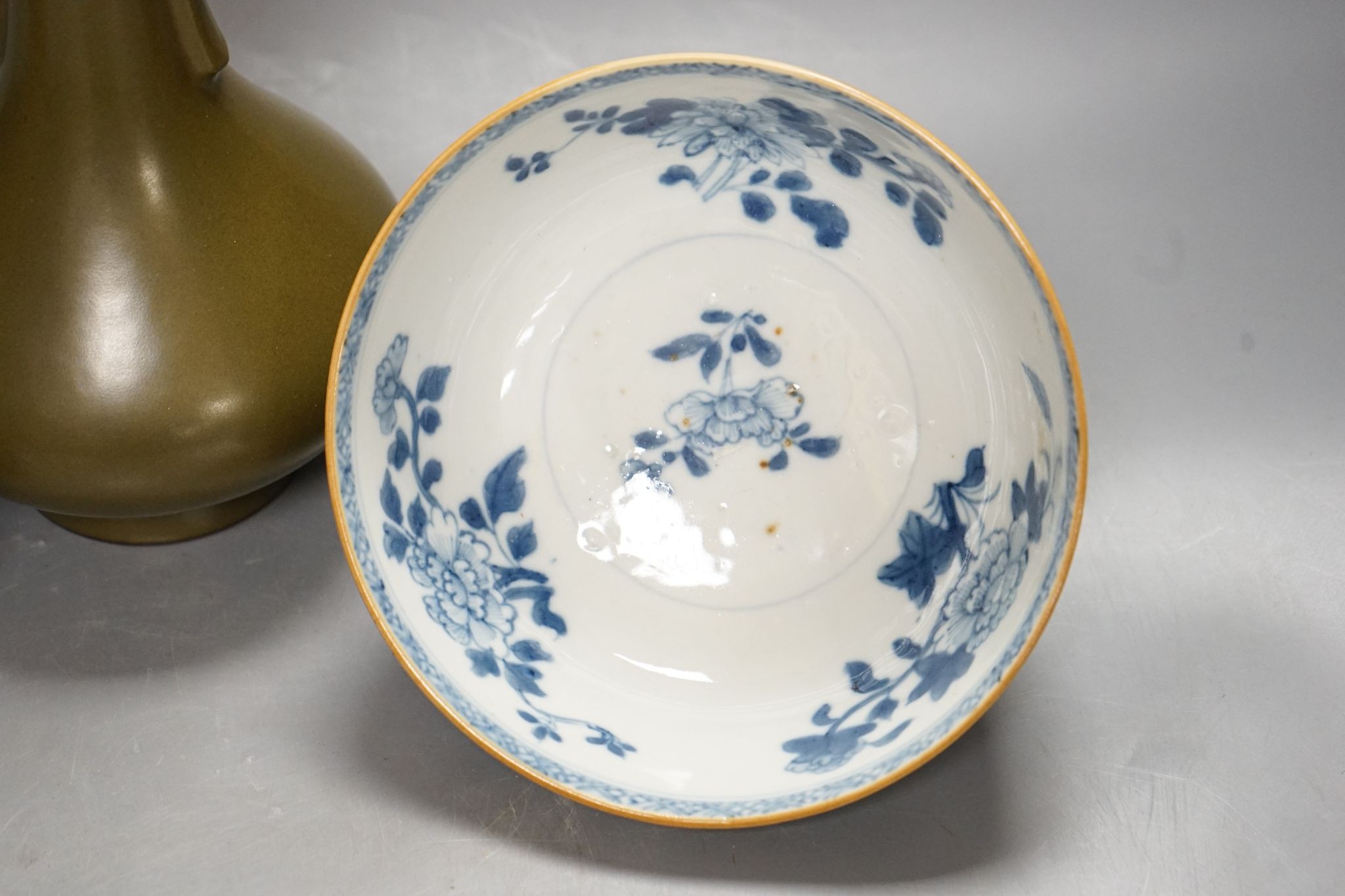 A pair of Chinese Nanking Cargo bowls and a teadust glazed vase, 21cm